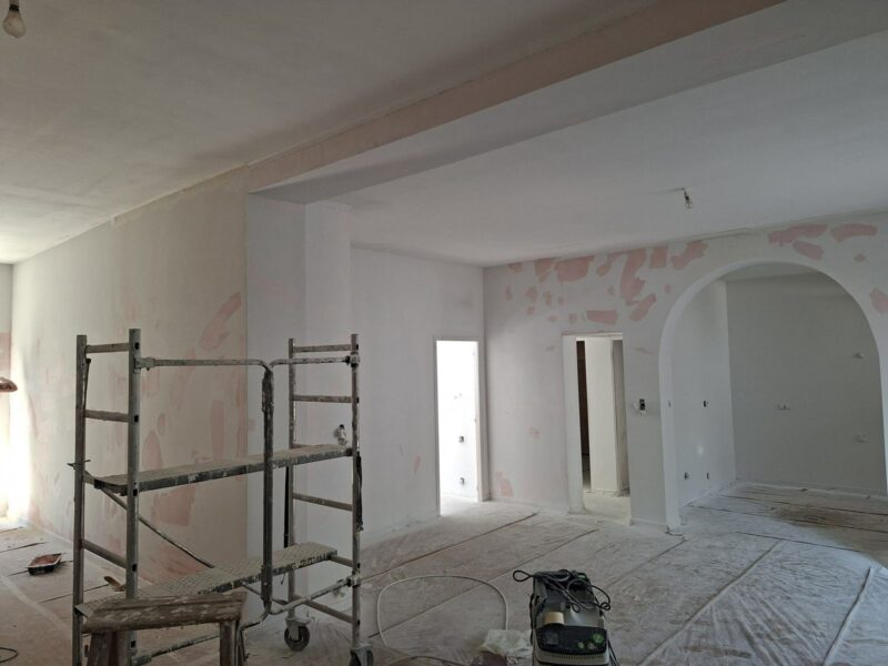 Maison ancienne à Léguevin : passage en arc et murs enduits