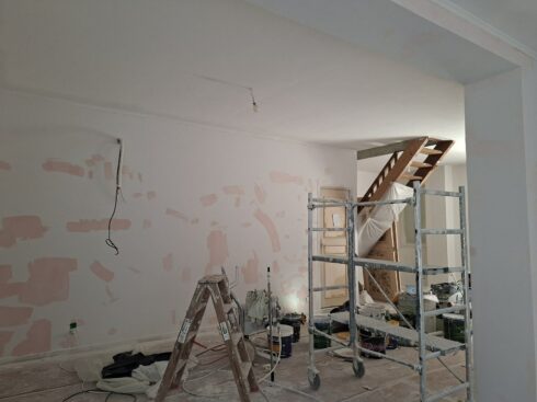 Enduit de rebouchage sur les murs et escalier en bois de la maison