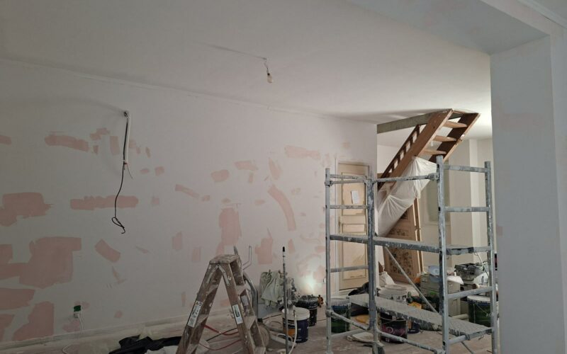 Enduit de rebouchage sur les murs et escalier en bois de la maison