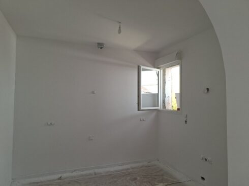 Pièce avec arche, murs repeints en blanc