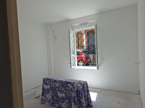 Murs blancs et fenêtre à petits carreaux en losange