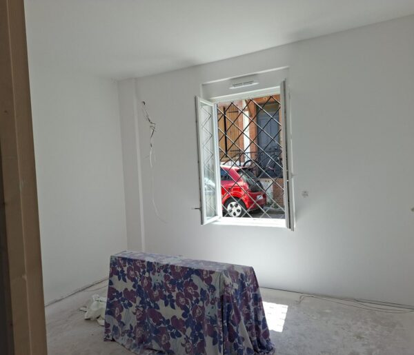 Murs blancs et fenêtre à petits carreaux en losange