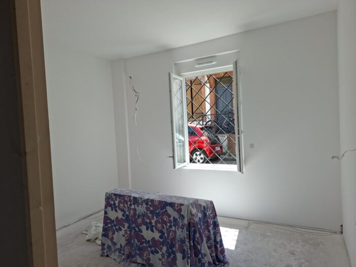 Murs blancs et fenêtre à petits carreaux en losange