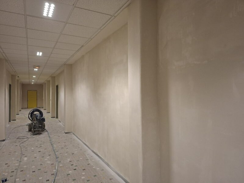 Murs enduits et poncés dans le couloir avant peinture