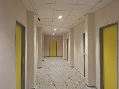 Couloir en cours de rénovation, murs préparés