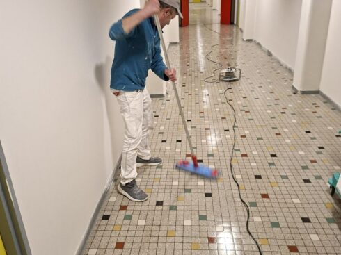 Nettoyage du sol en fin de journée de chantier