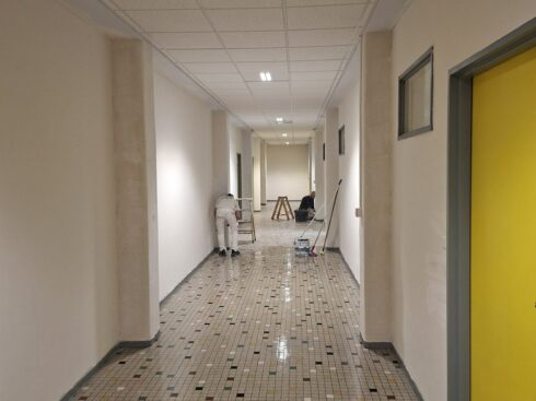Couloir rénové et lumineux, faux plafond et portes jaunes